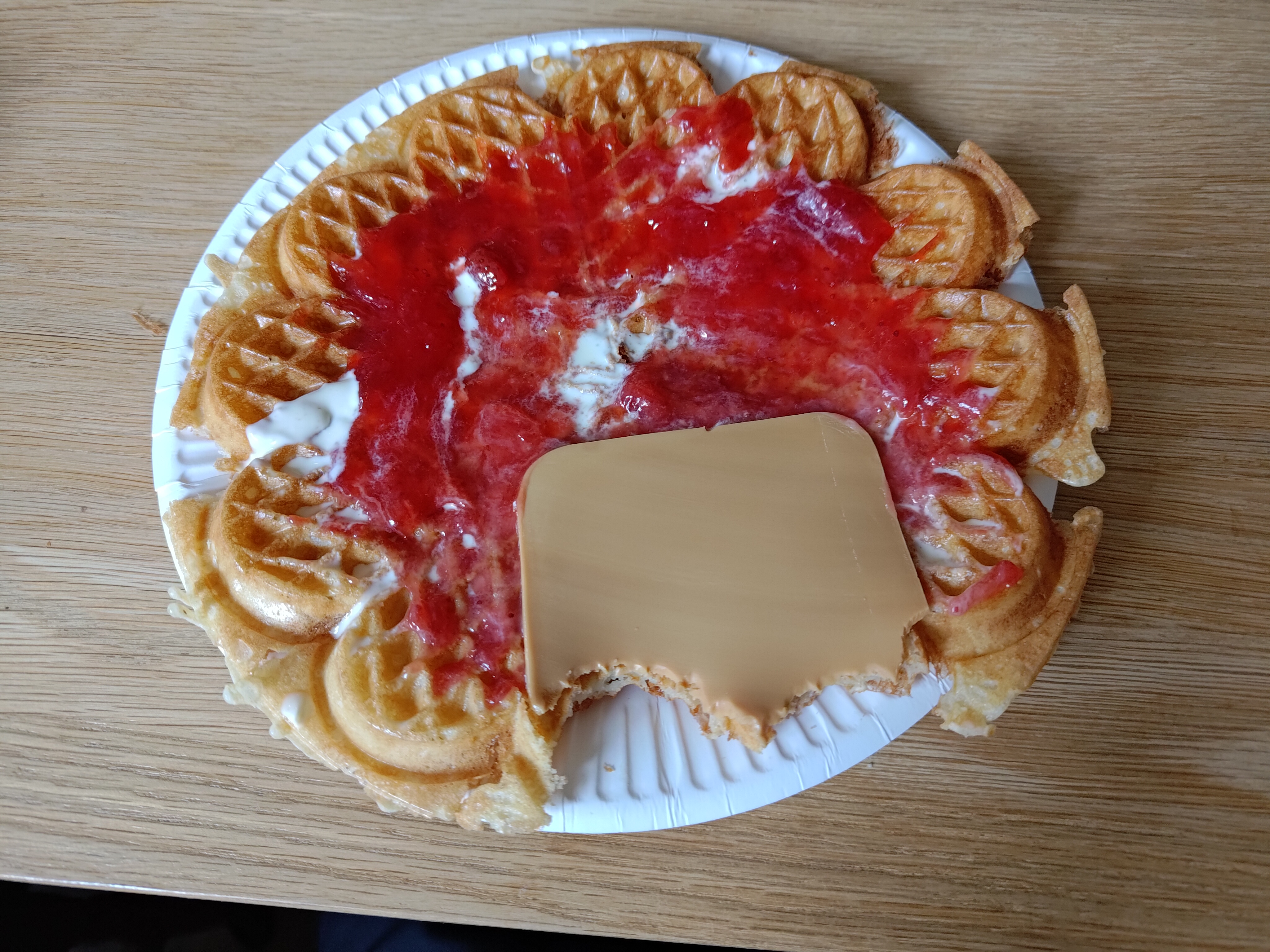 Wafel met brunost (bruine kaas) slagroom en jam