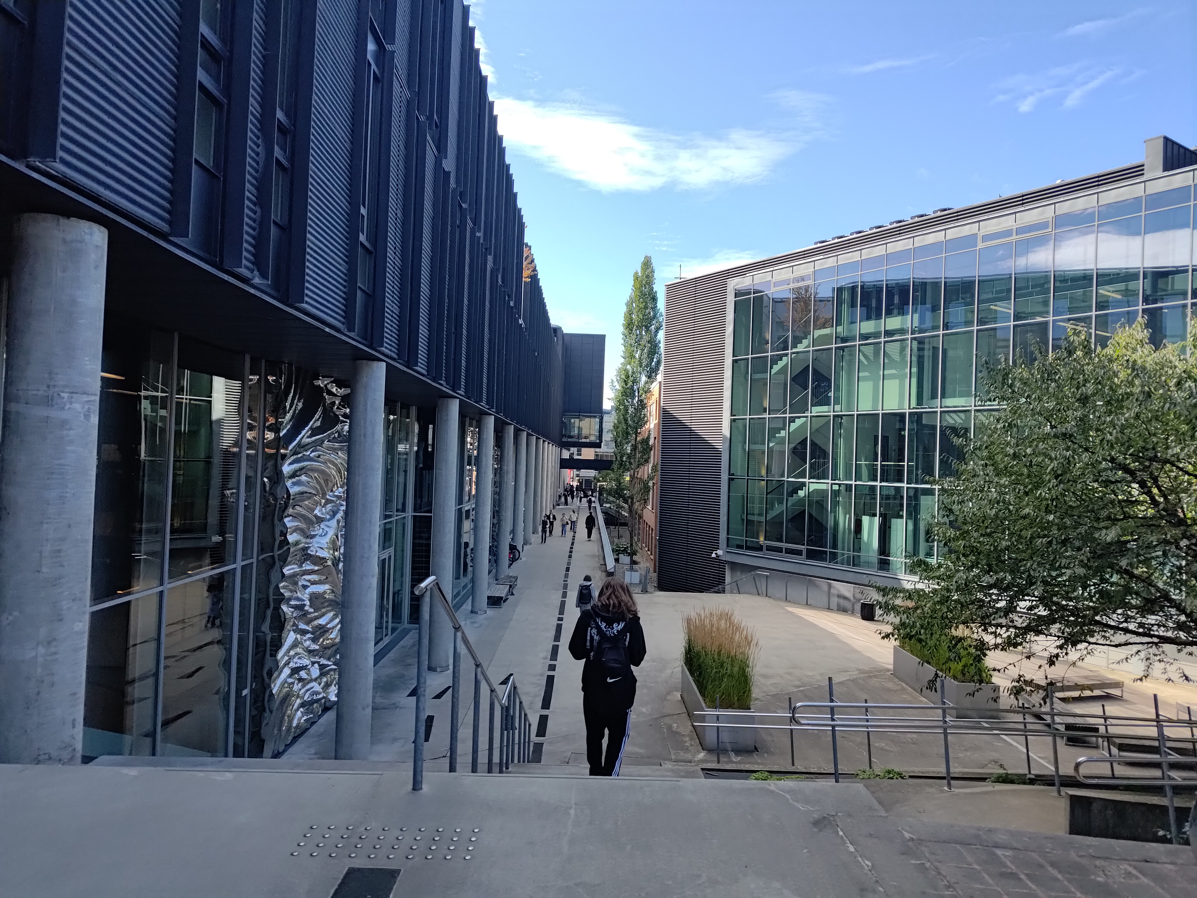 Links, informatica gebouw, en rechts een ander informatica gebouw
